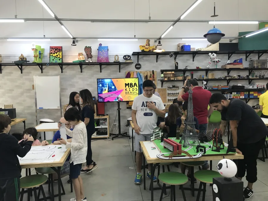 Alunos participando do programa extracurricular