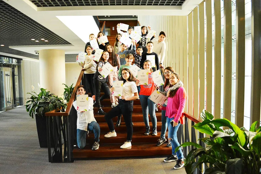 Jovens do ensino médio desenvolvendo projetos