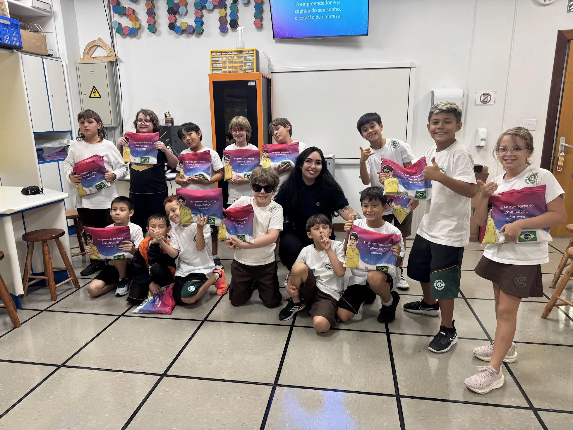 Turma com materiais MBA Kids — Empreendedorismo, Comunicação e Liderança